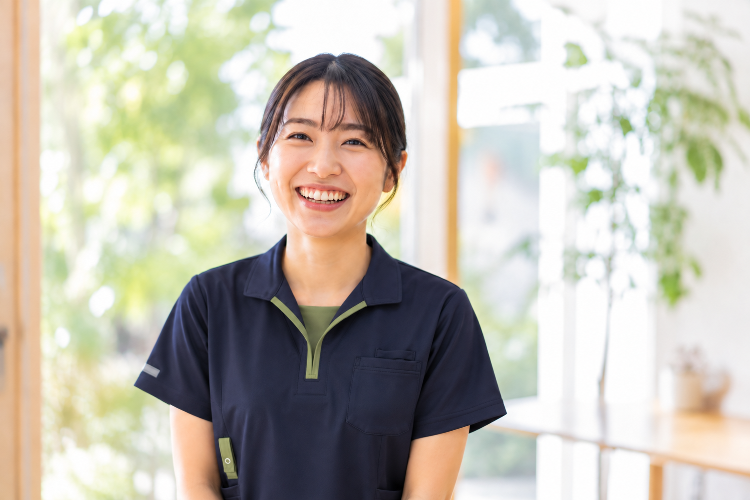 笑顔でこちらを向く若い日本人看護師
